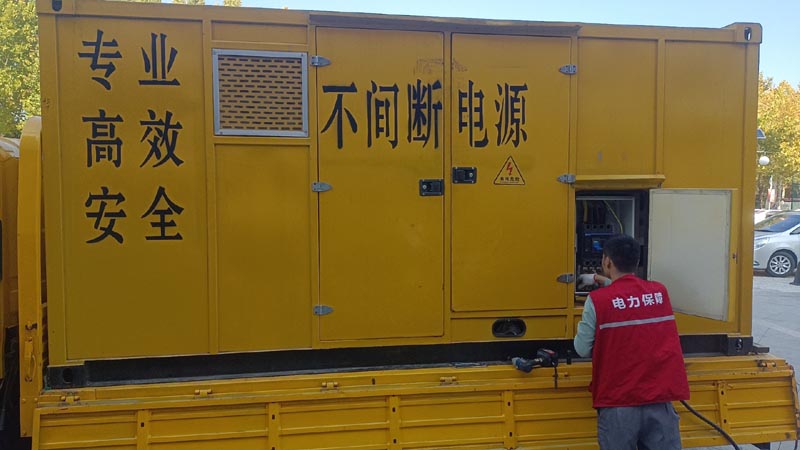 九寨沟柴油发电机组和UPS电源配合使用时，如何避免切换过程中的电力中断？